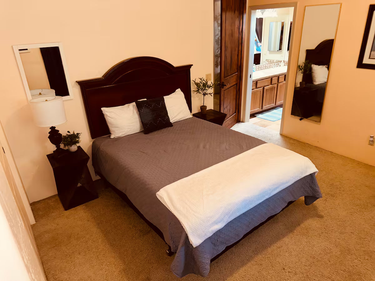 Bedroom 3, 1 queen bed