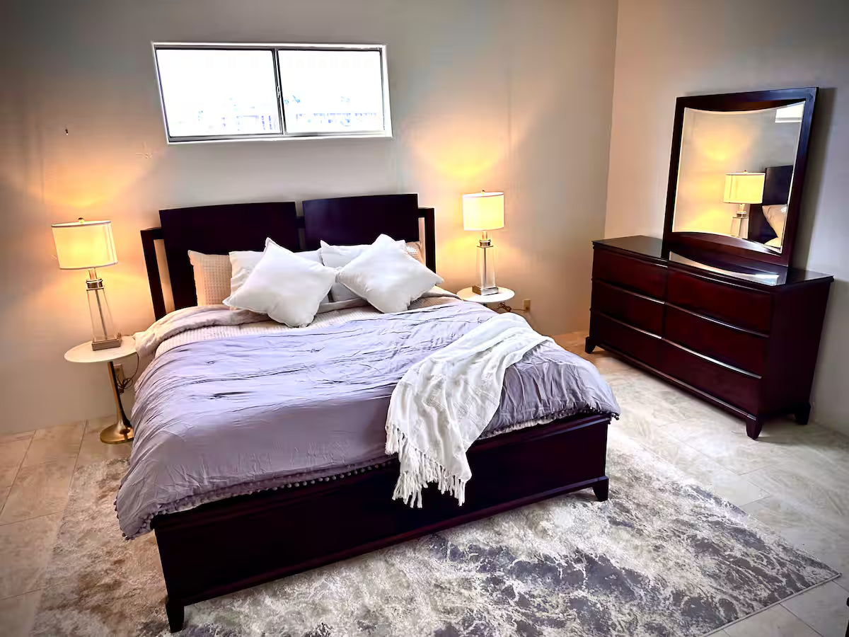Bedroom 7, 1 queen bed w/ private en suite bath