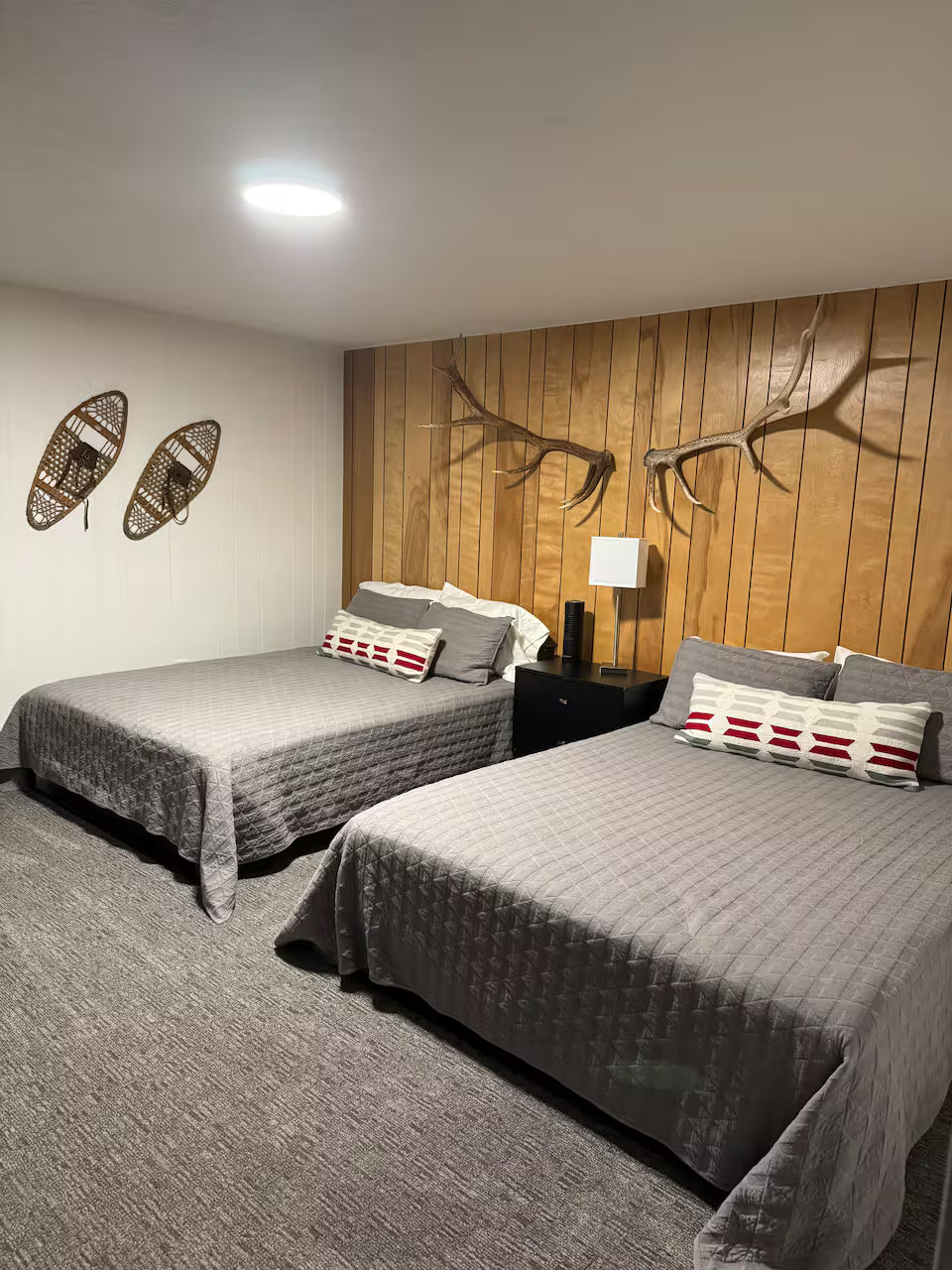 Room 4, Queen bed (2 beds total)